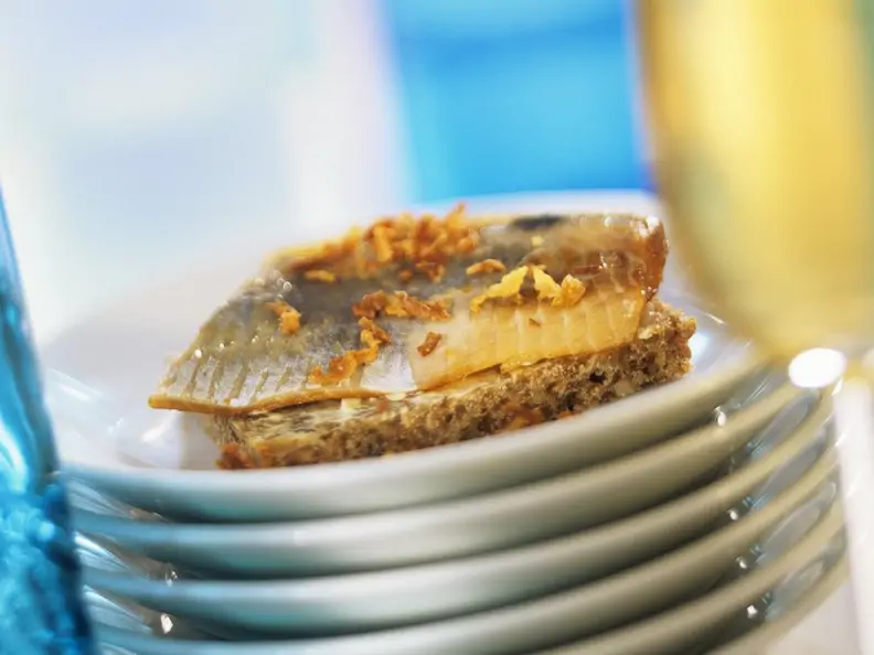 Brot mit Hering und Honig