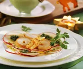 Apfel-Carpaccio mit Pesto und Garnelen