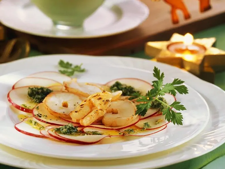 Apfel-Carpaccio mit Pesto und Garnelen