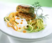 Fischpuffer auf Nudeln