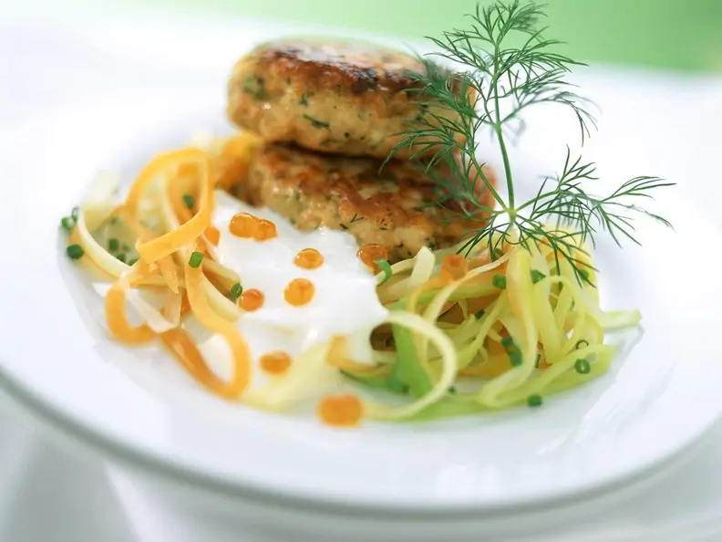 Fischpuffer auf Nudeln