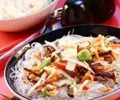 Nudeln mit gebratenem Gemüse