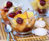 Winterlicher Obstsalat mit Kirschen