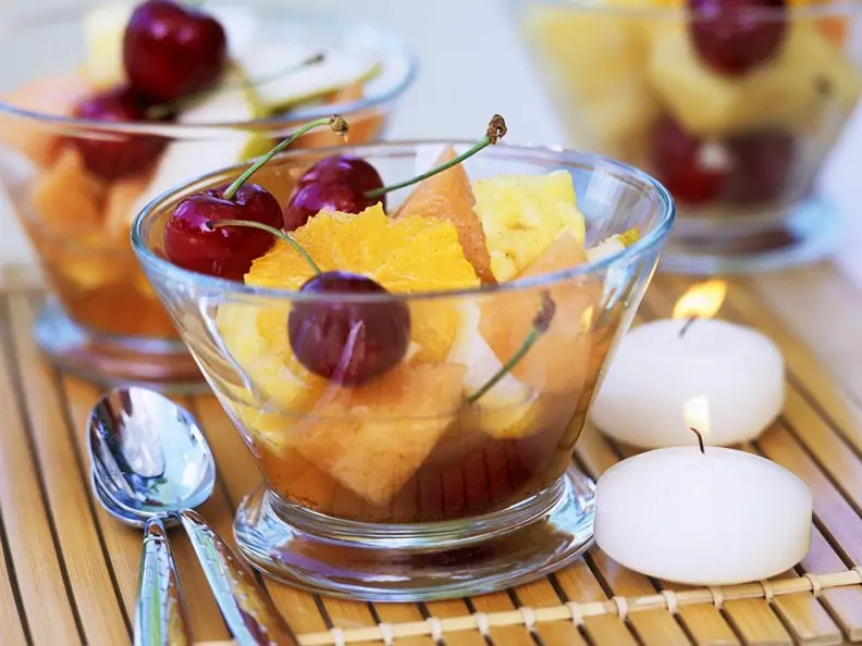 Winterlicher Obstsalat mit Kirschen