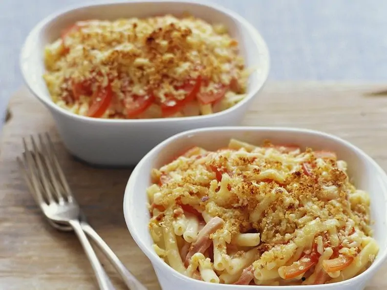 Nudelauflauf mit Schinken und Tomaten