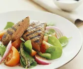 Gegriltes Lamm auf Spinatsalat