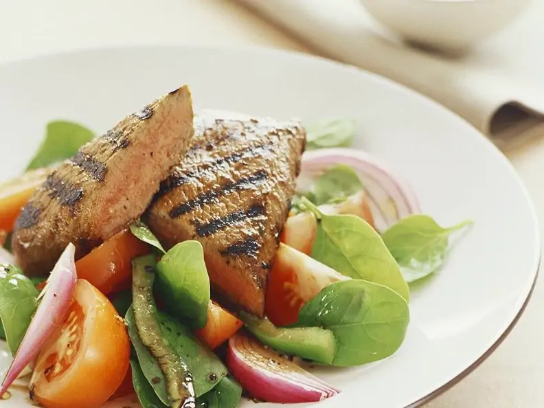 Gegriltes Lamm auf Spinatsalat