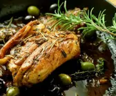Kaninchen mit Kräutern und Oliven