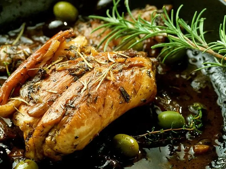 Kaninchen mit Kräutern und Oliven