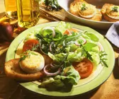 Bunter Salat mit Käse-Crostini