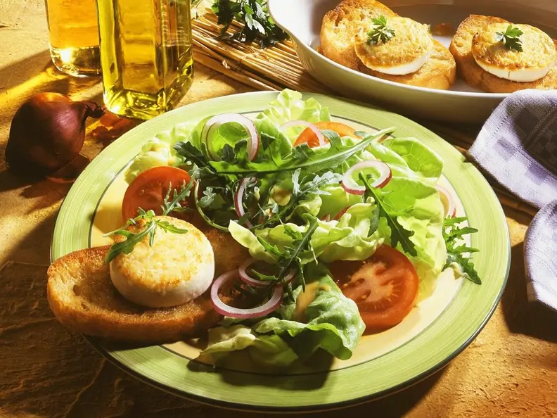 Bunter Salat mit Käse-Crostini