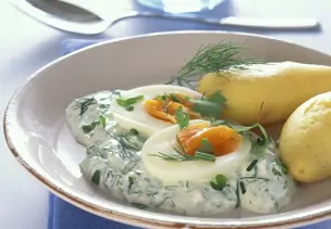 Eier mit Kräutersauce