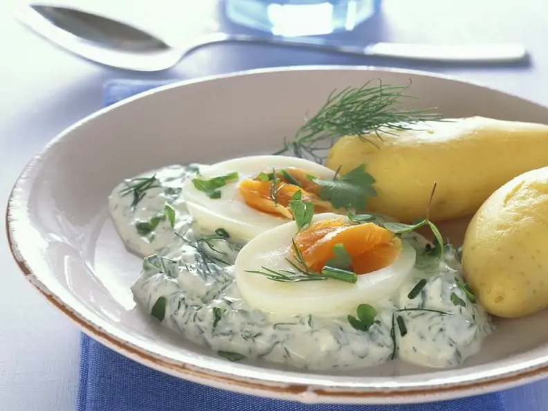 Eier mit Kräutersauce