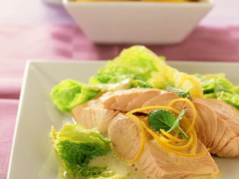 Pochierter Lachs mit Wirsing