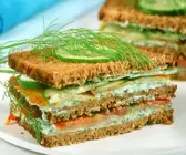 Lachs-Gurken-Sandwich