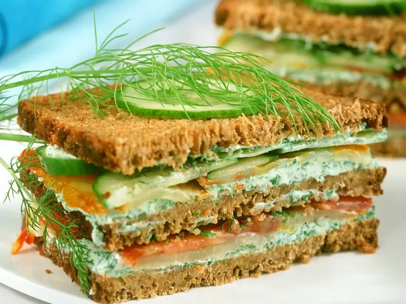 Lachs-Gurken-Sandwich