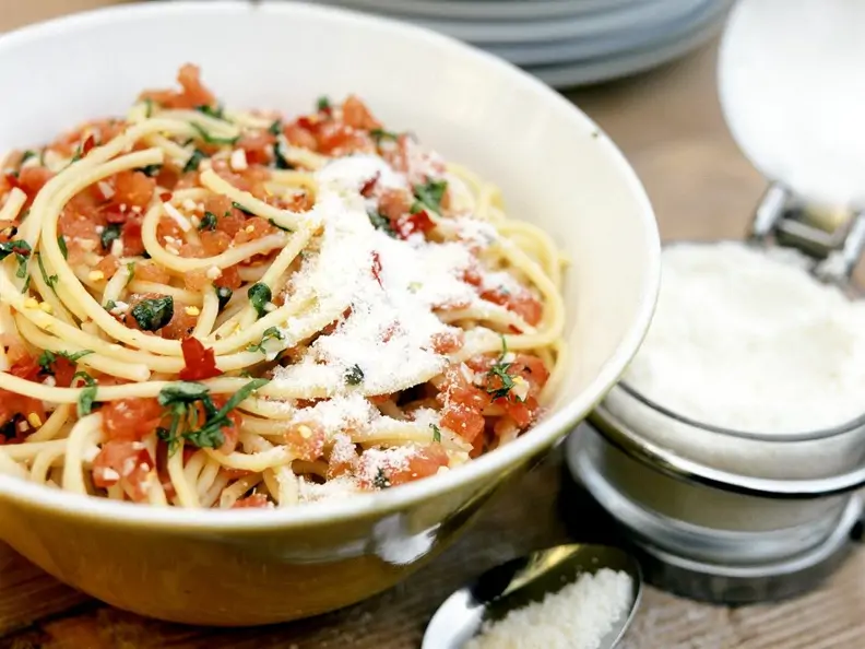 Nudeln mit kalter Tomatensauce