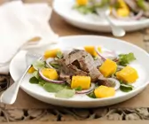 Kräutersalat mit Mango und Steakstreifen