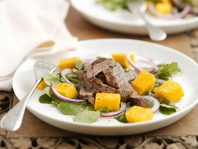 Kräutersalat mit Mango und Steakstreifen