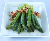 Grüner Spargel mit Radieschen