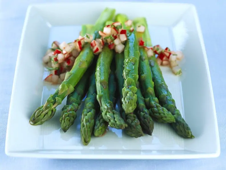 Grüner Spargel mit Radieschen