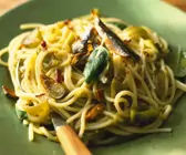 Nudeln mit Knoblauch und Sardellen