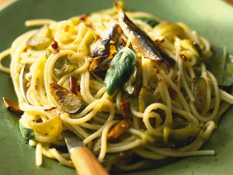 Nudeln mit Knoblauch und Sardellen