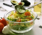 Bunter Salat mit Avocadodressing