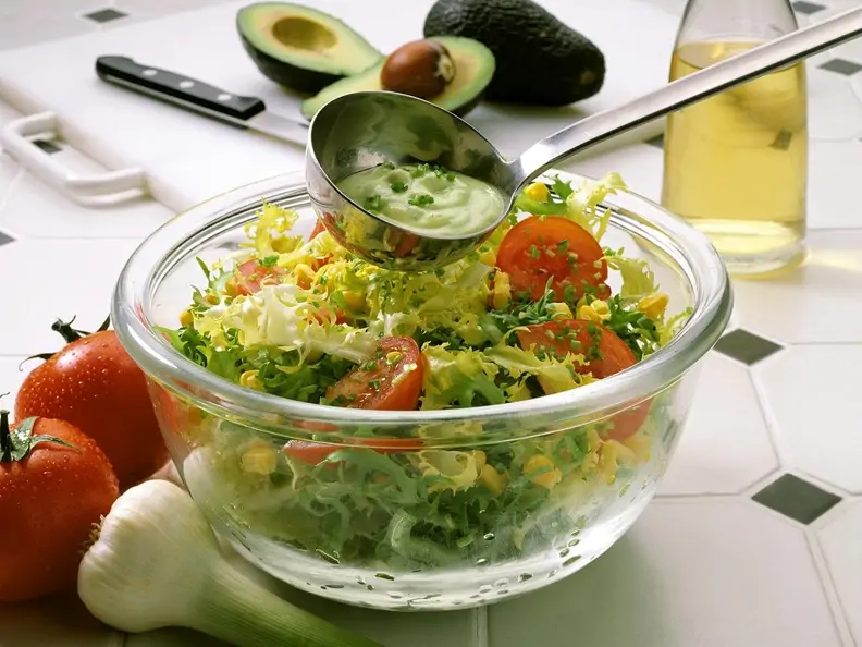 Bunter Salat mit Avocadodressing