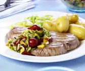 Thunfisch mit Gemüse und Kirschen