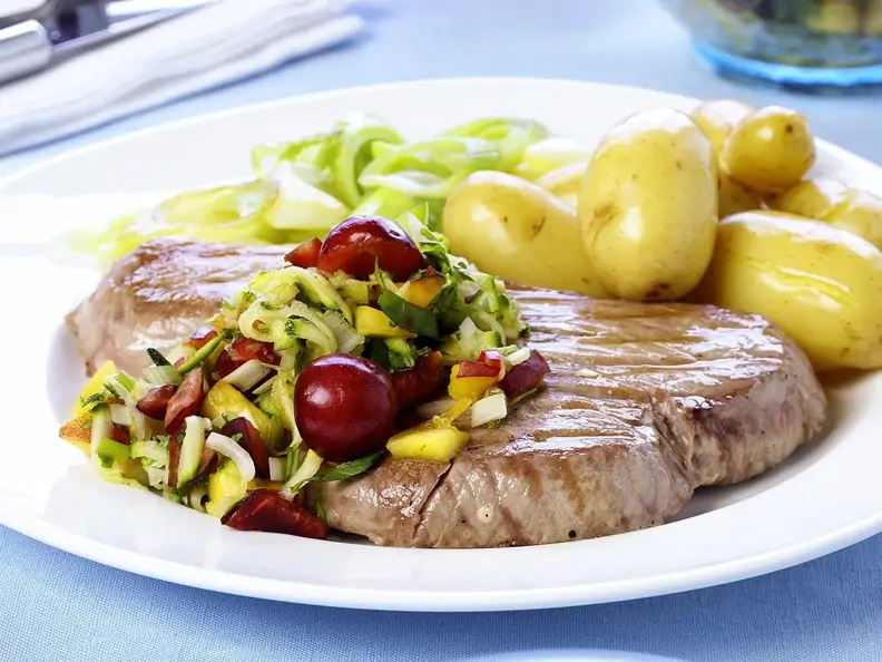 Thunfisch mit Gemüse und Kirschen