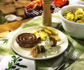 Gegrillter Spieß und Wurst mit Kartoffeln