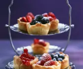 Mürbteigtörtchen mit Vanillecreme und Beeren