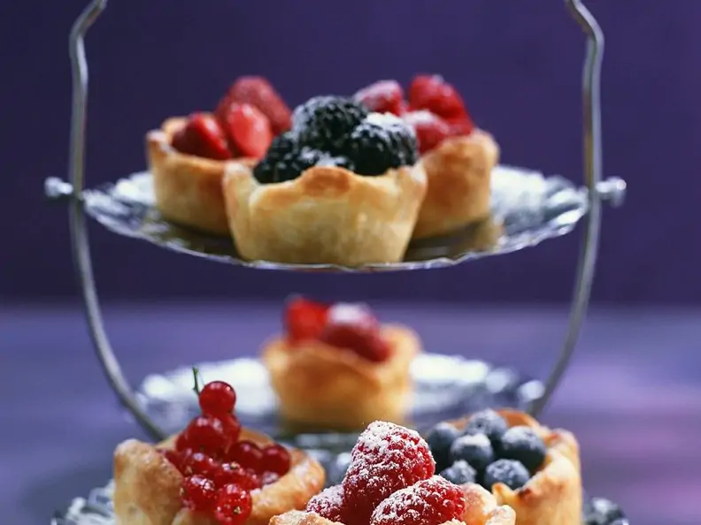 Mürbteigtörtchen mit Vanillecreme und Beeren