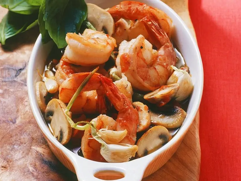 Gebratene Garnelen mit Champignons