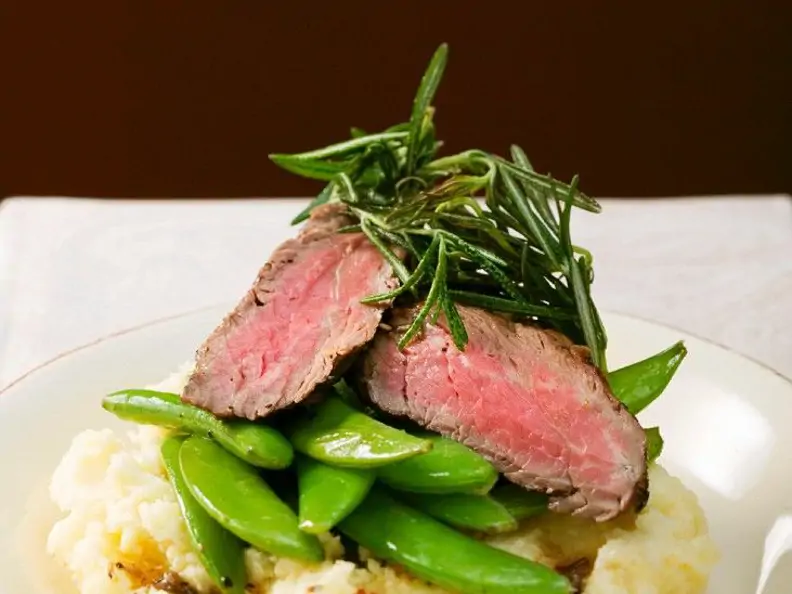 Rindersteak auf Kartoffelpüree