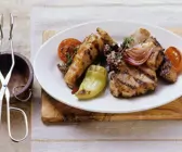 Gegrillte Lammkoteletts mit Gemüse
