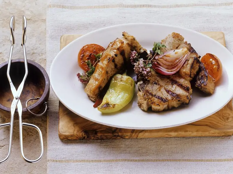 Gegrillte Lammkoteletts mit Gemüse