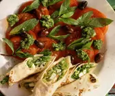 Fladenbrotröllchen mit Tomaten