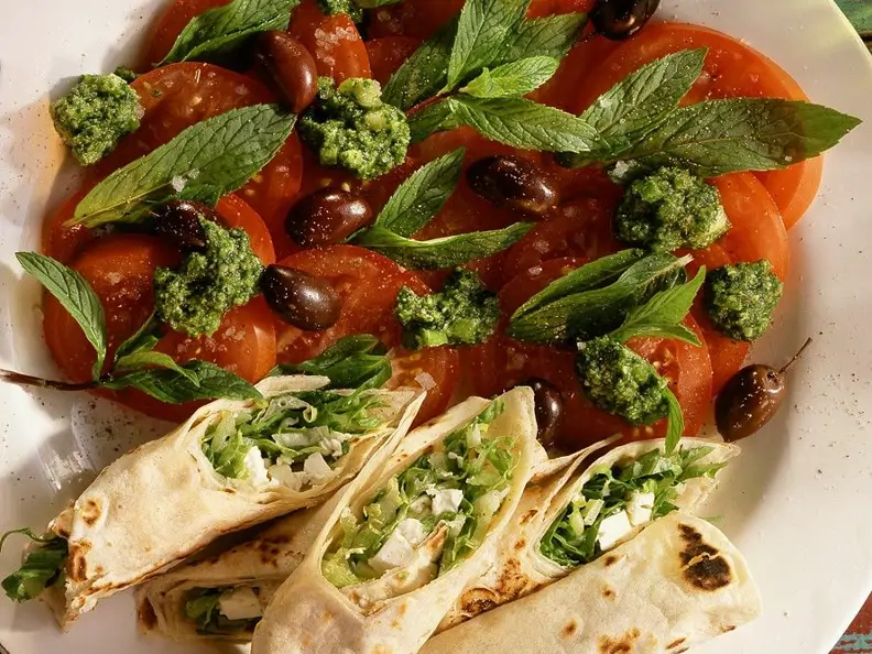 Fladenbrotröllchen mit Tomaten