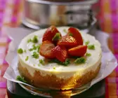 Käsekuchen mit Erdbeeren und Basilikumzucker