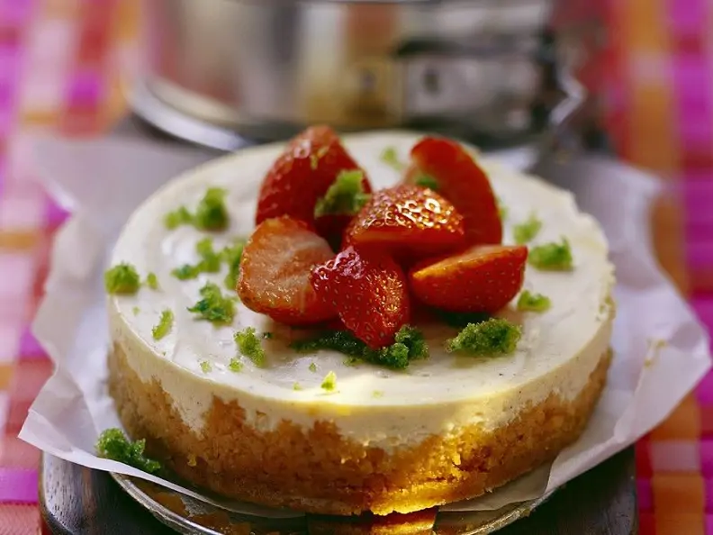 Käsekuchen mit Erdbeeren und Basilikumzucker