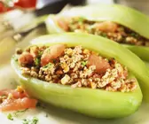 Mit Hackfleisch gefüllte Schmorgurken