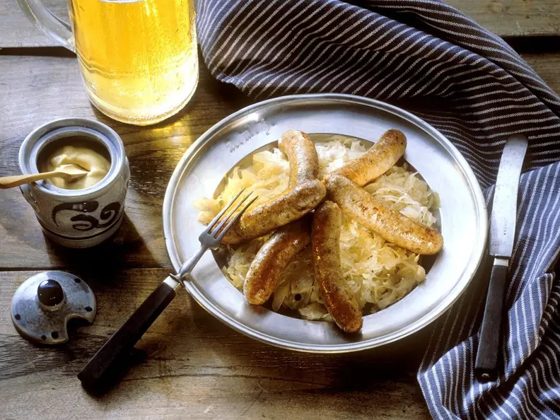 Sauerkraut mit Bratwürsten