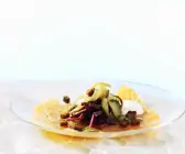 Roher Lachs mit Gemüsesalat