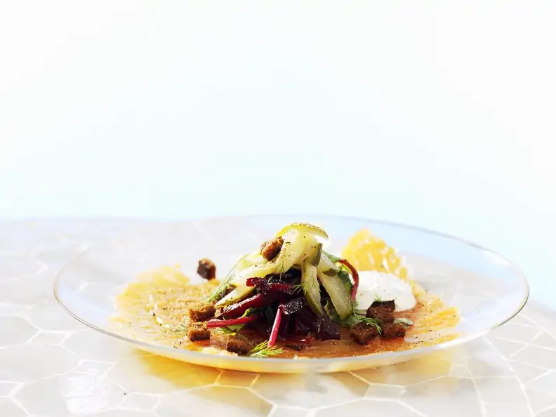 Roher Lachs mit Gemüsesalat