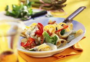 Bandnudeln mit Gemüse und Rahmsauce