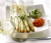 Spargel mit verschiedenen Dips
