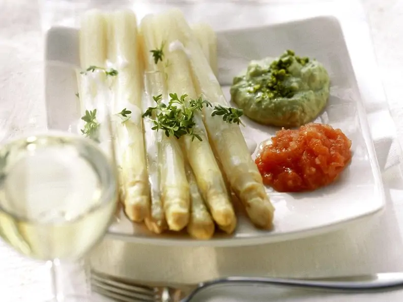 Spargel mit verschiedenen Dips