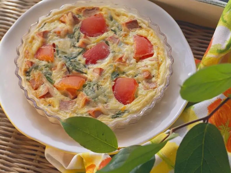 Quiche mit Wurst und Tomaten